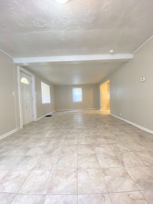 Building Photo - Coming Soon 3 Bedroom/1 Bathroom North Sid...