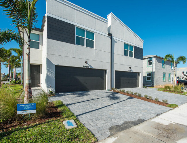 Building Photo - 3918 SE Mentmore Ln