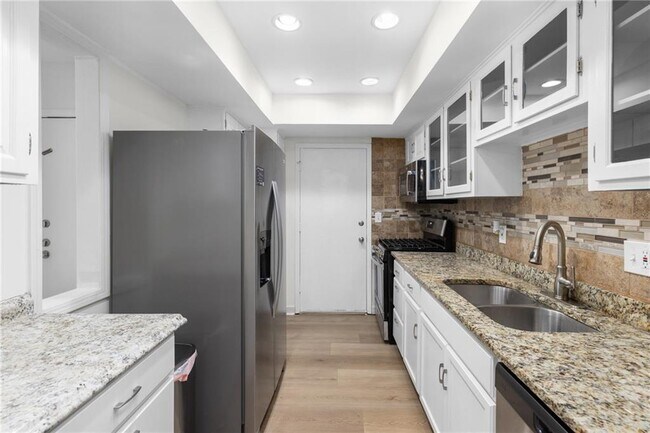 Building Photo - 6851 Roswell Rd