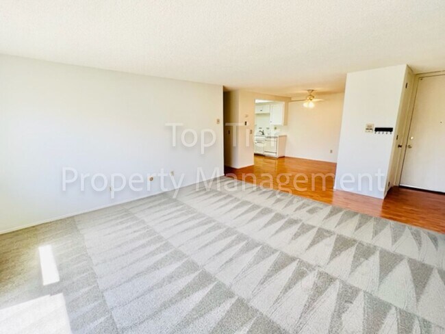 Building Photo - Very nice 2 Bd/2 Ba, 1180sf end-unit Condominium unit in University Heights available 08/01 for l...