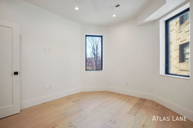 Building Photo - Professionally Managed// 3 bedroom 3 bathr...