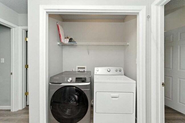 Building Photo - Charming 3-Bed, 2-Bath Townhome!