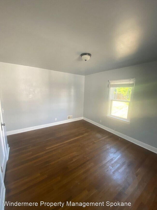 Building Photo - 5 br, 2.5 bath House - 1528 W Augusta ave