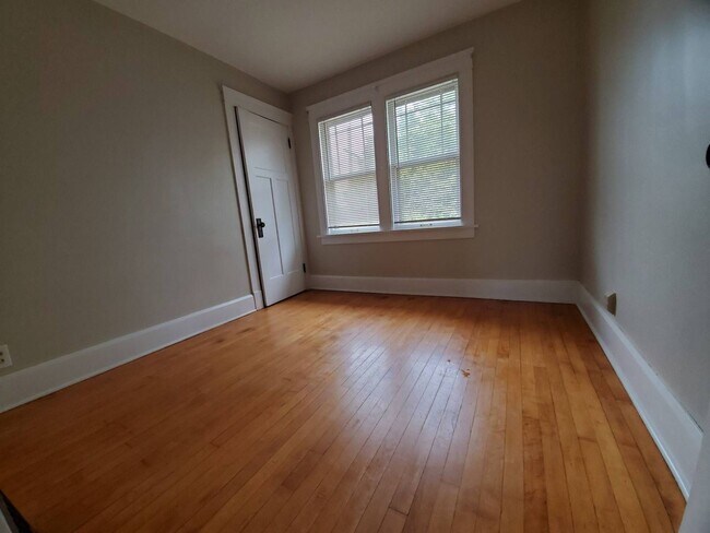 Building Photo - Immaculate 4 Bedroom Single Family with Central AC and Detached Garage, parking lane, and Large B...