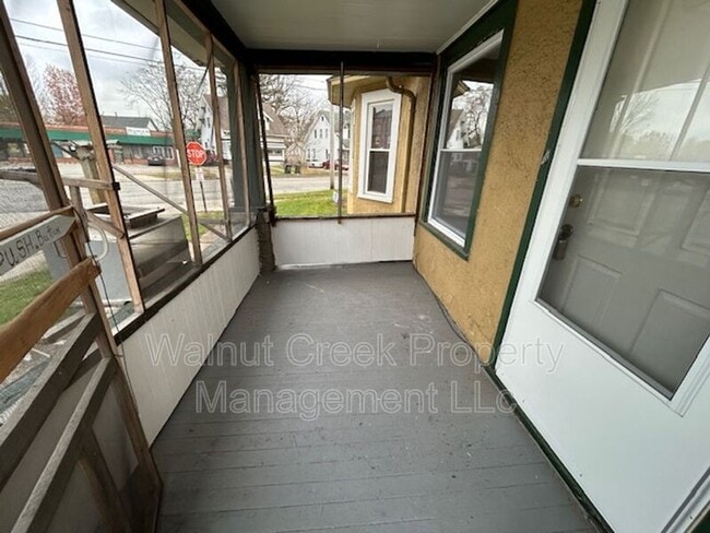 Building Photo - 100 Rush St