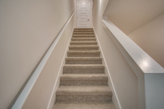 Building Photo - 3 Bed, 2.5 Bath Townhome – Prime Central L...