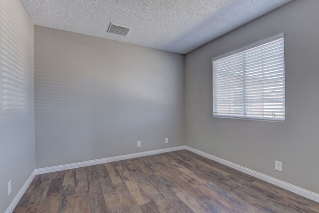 Building Photo - Remodeled and move-in ready located in Southeast Las Vegas.