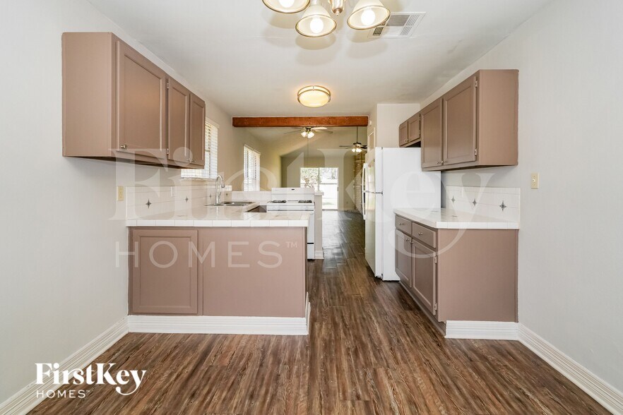 Building Photo - 21134 Western Valley Dr