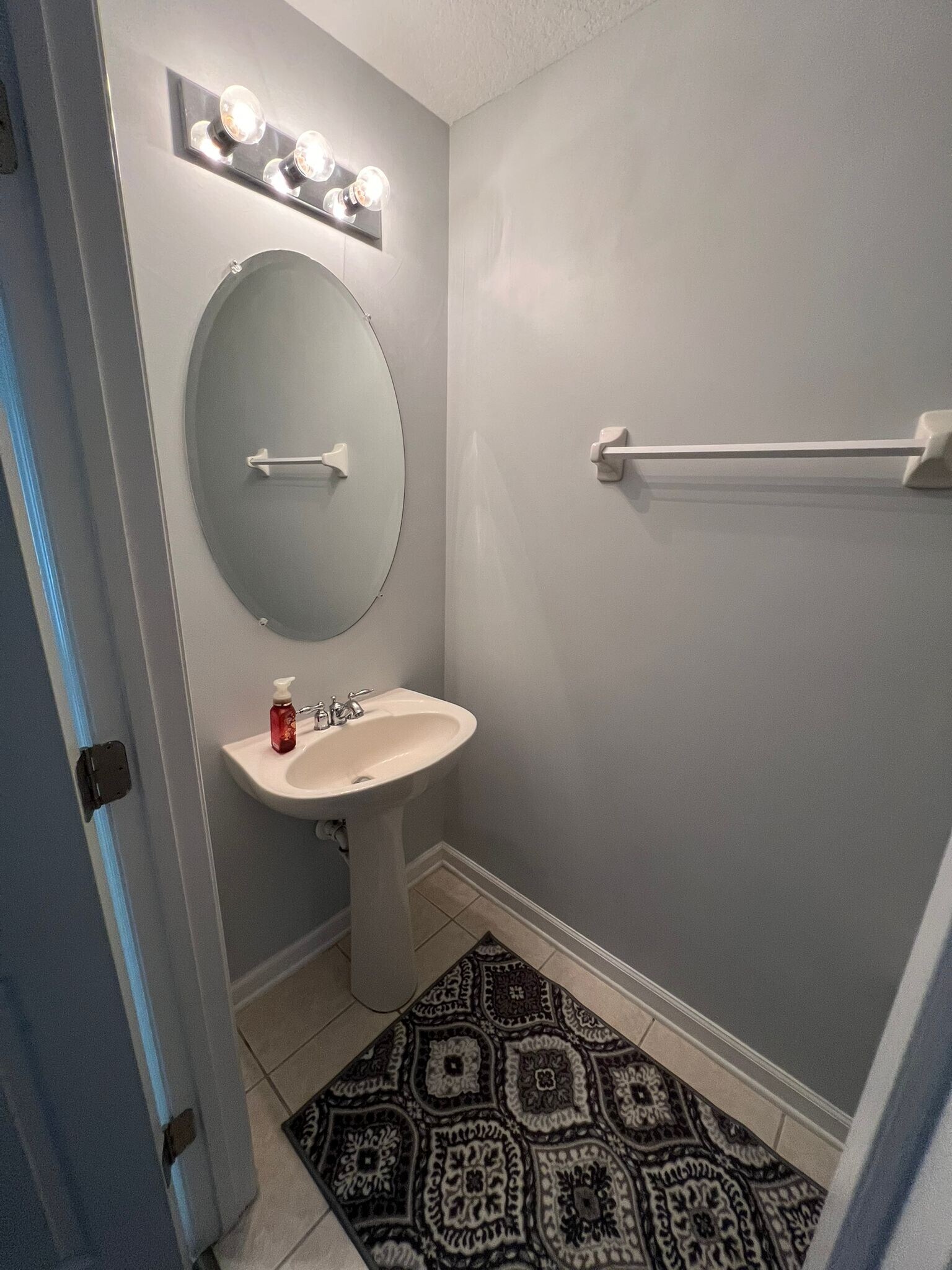 1/2 bath - 1512 Fieldview Dr