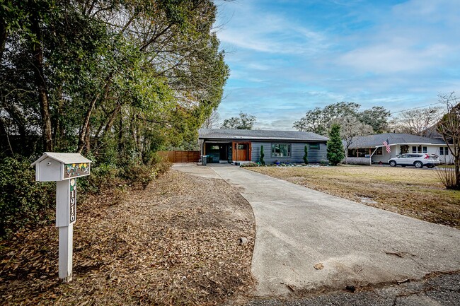 Building Photo - 3 Bedroom 2 Bath Downtown Ocean Springs