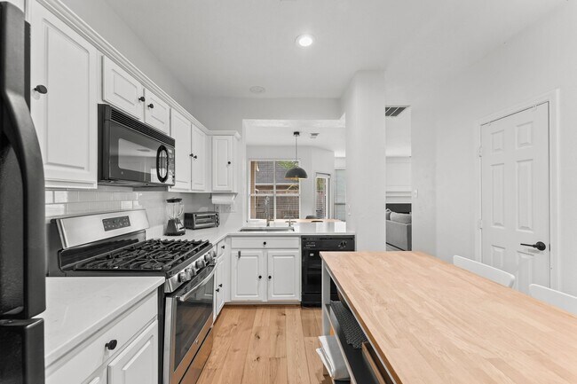 Building Photo - 7 S Avonlea Cir