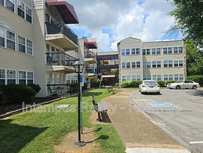 Building Photo - 2749 Sullins St