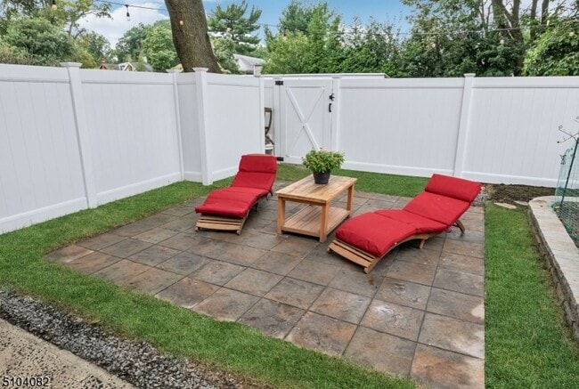 Building Photo - 204 Forest St