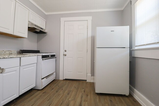 Building Photo - E 4th Street Duplex