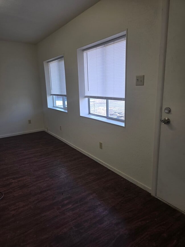 Building Photo - Cute 2 Bedroom