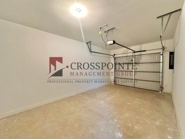 Building Photo - 3 Bedroom 2.5 Bathroom Townhomes at Villa Rosa!