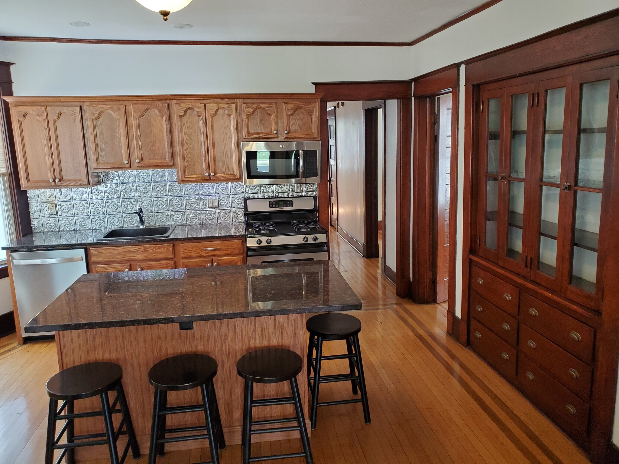 Gather with your friends around the large island - 218 Ontario St