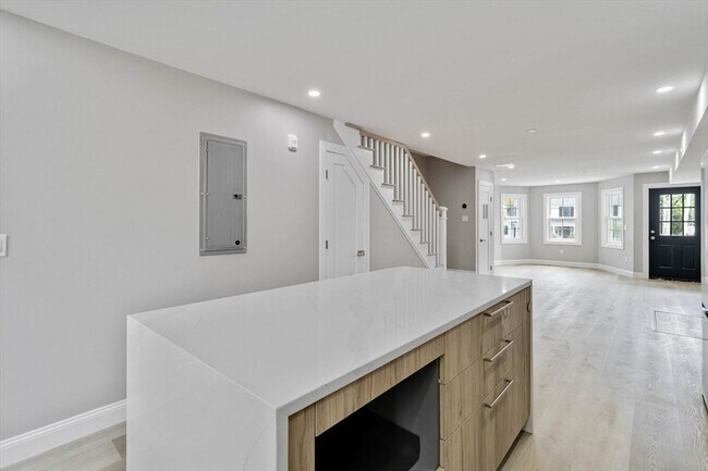 Building Photo - 192 Main St