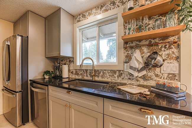 Building Photo - Classic Ranch Style home with 2 Bed 1.5 Bath and Large Backyard!