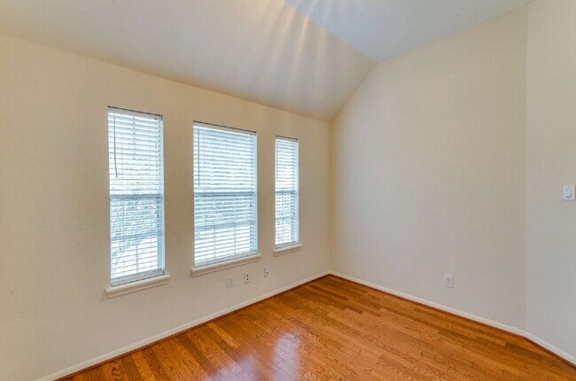 Building Photo - Spacious 5-Bedroom Home in Brazos Landing!