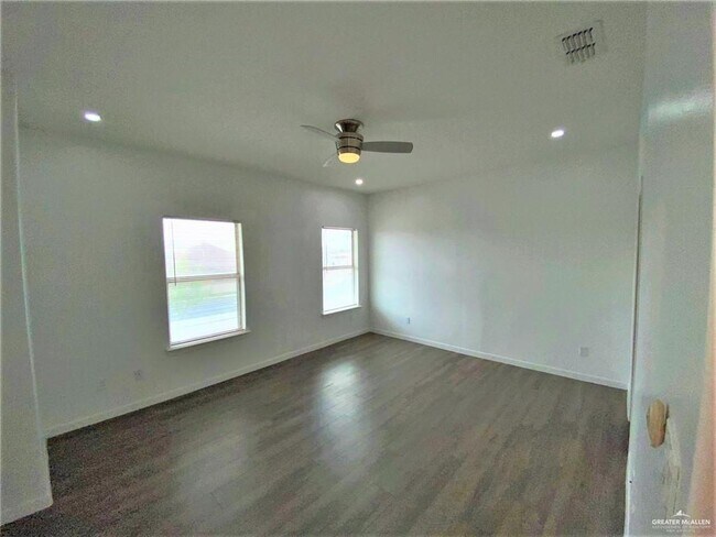 Building Photo - 15 Sprague St W