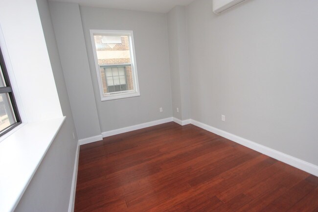 Building Photo - 32 W Market St