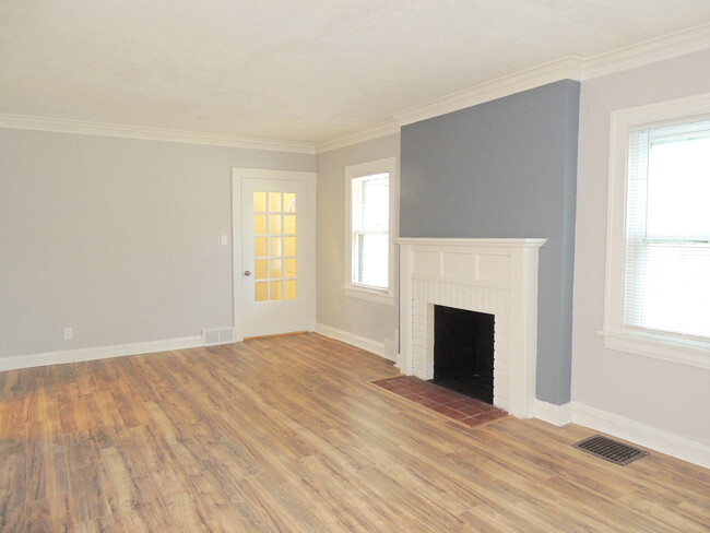 Building Photo - Renovated 3 Bed - 1.5 Bath Colonial for Rent!