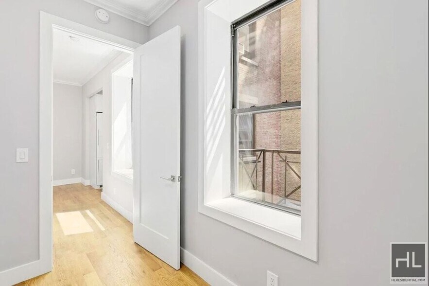 Building Photo - 252 W 76th St