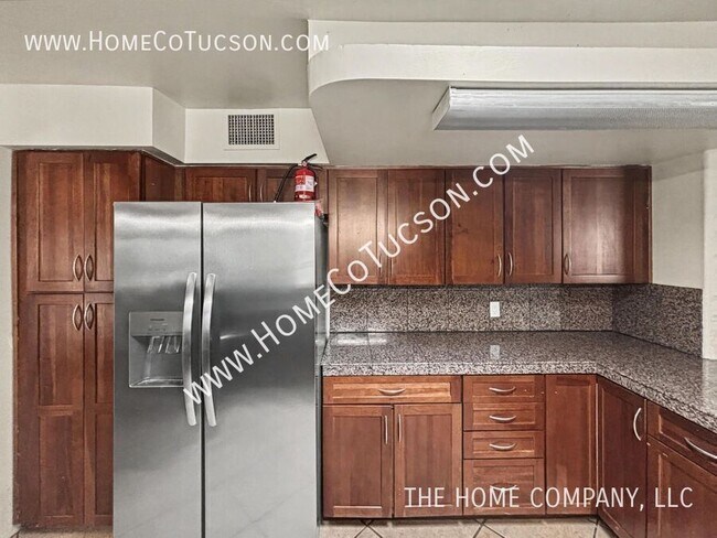 Building Photo - 800 N Alamo Ave