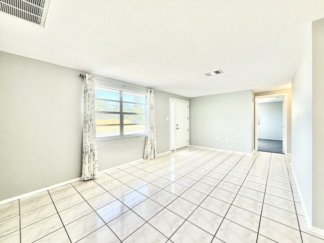 Building Photo - 1300 Classic Dr