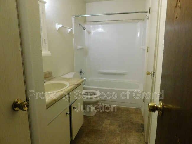 Building Photo - 805 E Cedar Ct