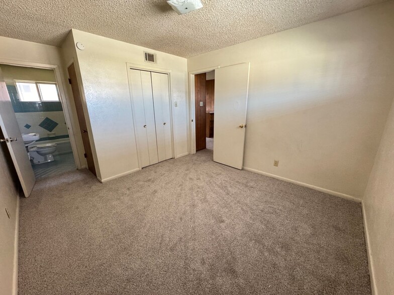 Building Photo - 806 Safady Ave