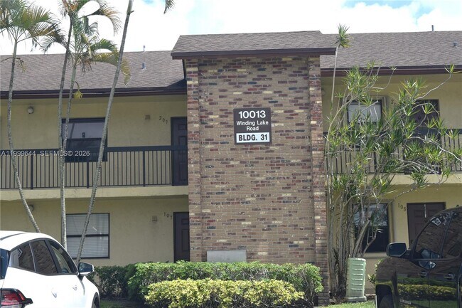 Building Photo - 10013 Winding Lake Rd