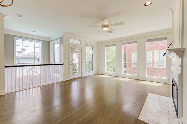 Building Photo - 3 bed, 3/1 bath updated townhome in the he...