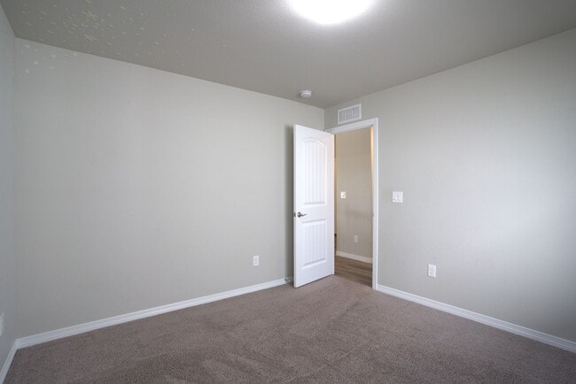 Building Photo - 5 Bed 3 Bath 3 Car Garage Rancher!!!