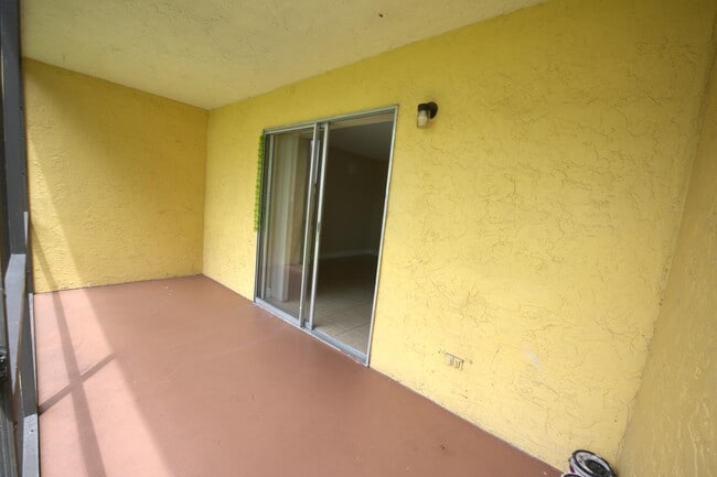 Building Photo - 1617 Meadows Cir