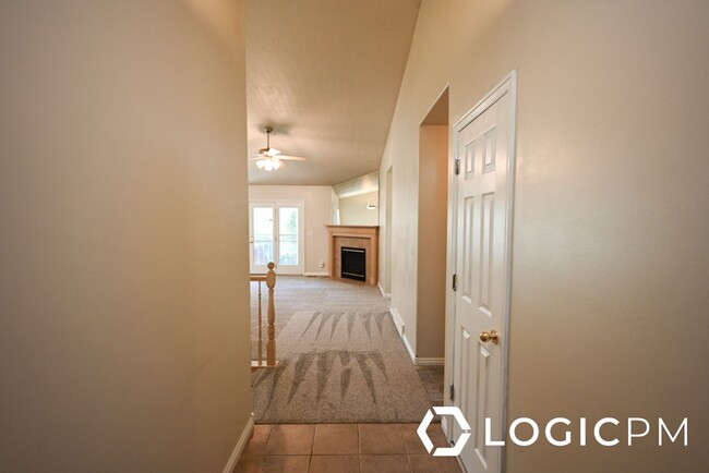 Building Photo - 4616 S Zenia Mdws Ct