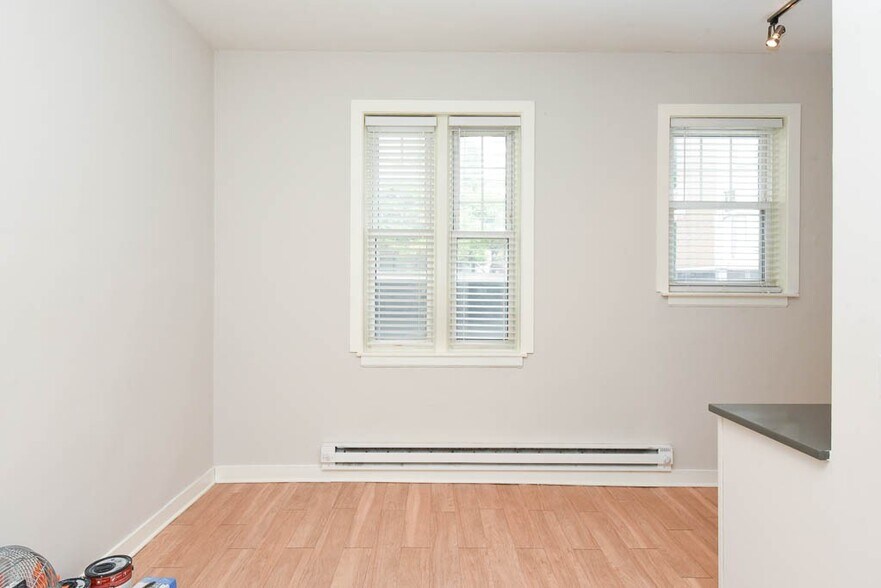 Building Photo - 511 W Belmont Ave