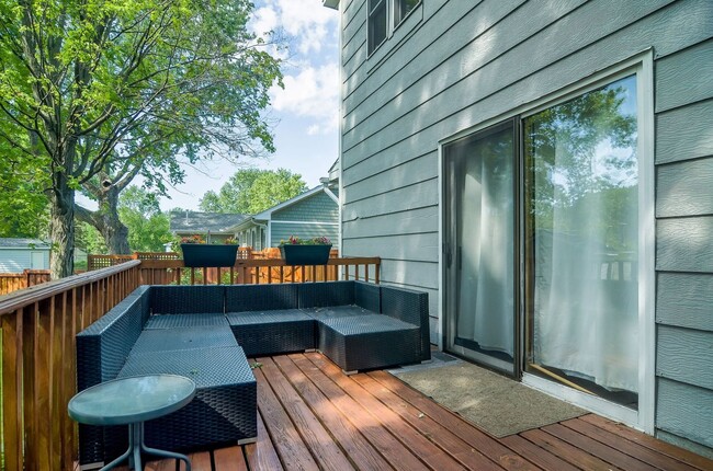 Building Photo - Nice Updated 3br/3ba In Wayzata (1 car garage)