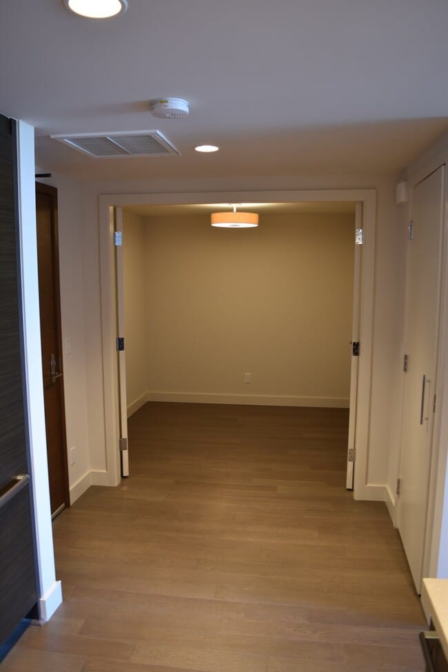 Building Photo - Spacious Luxury One Bedroom - Insignia