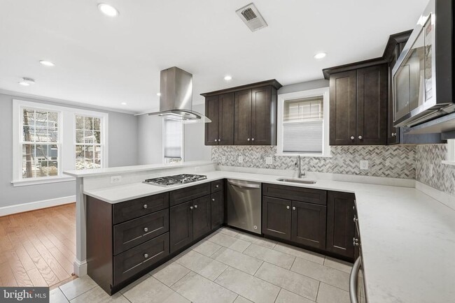 Building Photo - 2111 32nd Pl SE