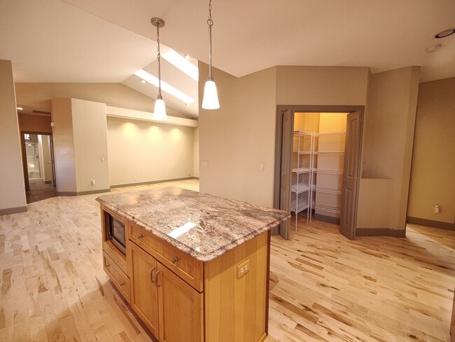 Building Photo - Single Level 4 Bedroom 3 Bath Beauty