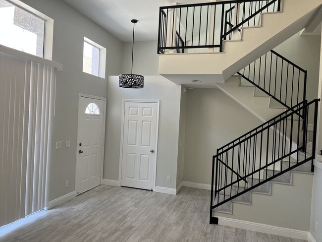 Building Photo - Spacious-Bright 3 Bedroom 2.5 Two story Bathroom Condo