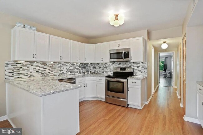 Building Photo - 9725 Kings Crown Ct