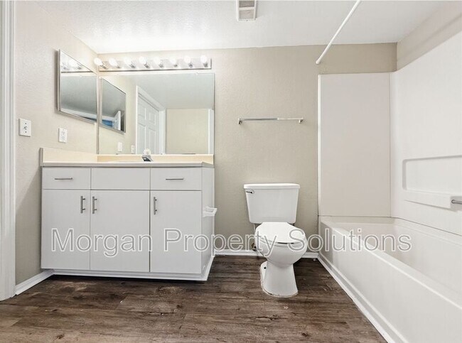 Building Photo - 5112 Park Central Dr