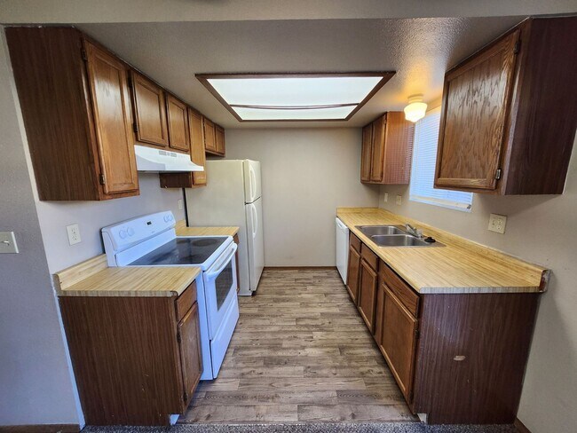 Building Photo - Well Maintained Townhome!