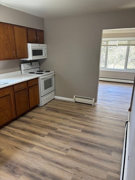 Building Photo - 322 W 5th St