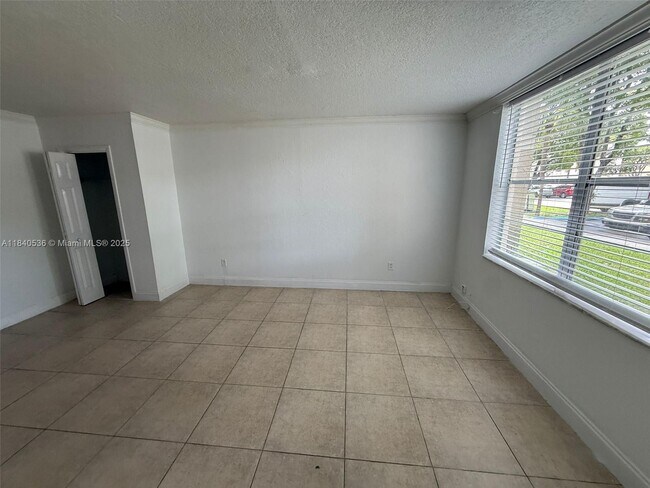Building Photo - 1815 W 56th St