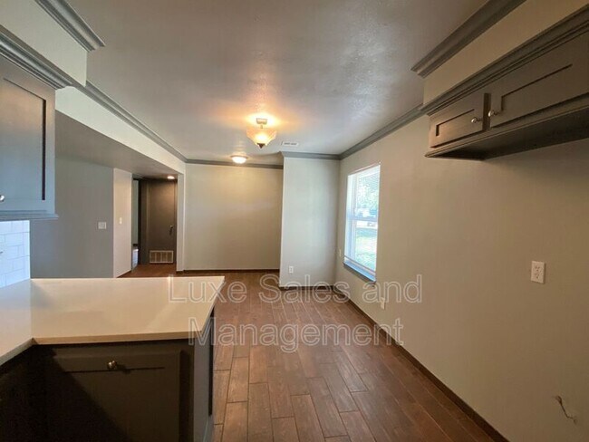 Building Photo - 910 Oak Hill Rd