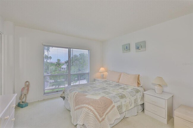 Building Photo - 9000 Commodore Dr